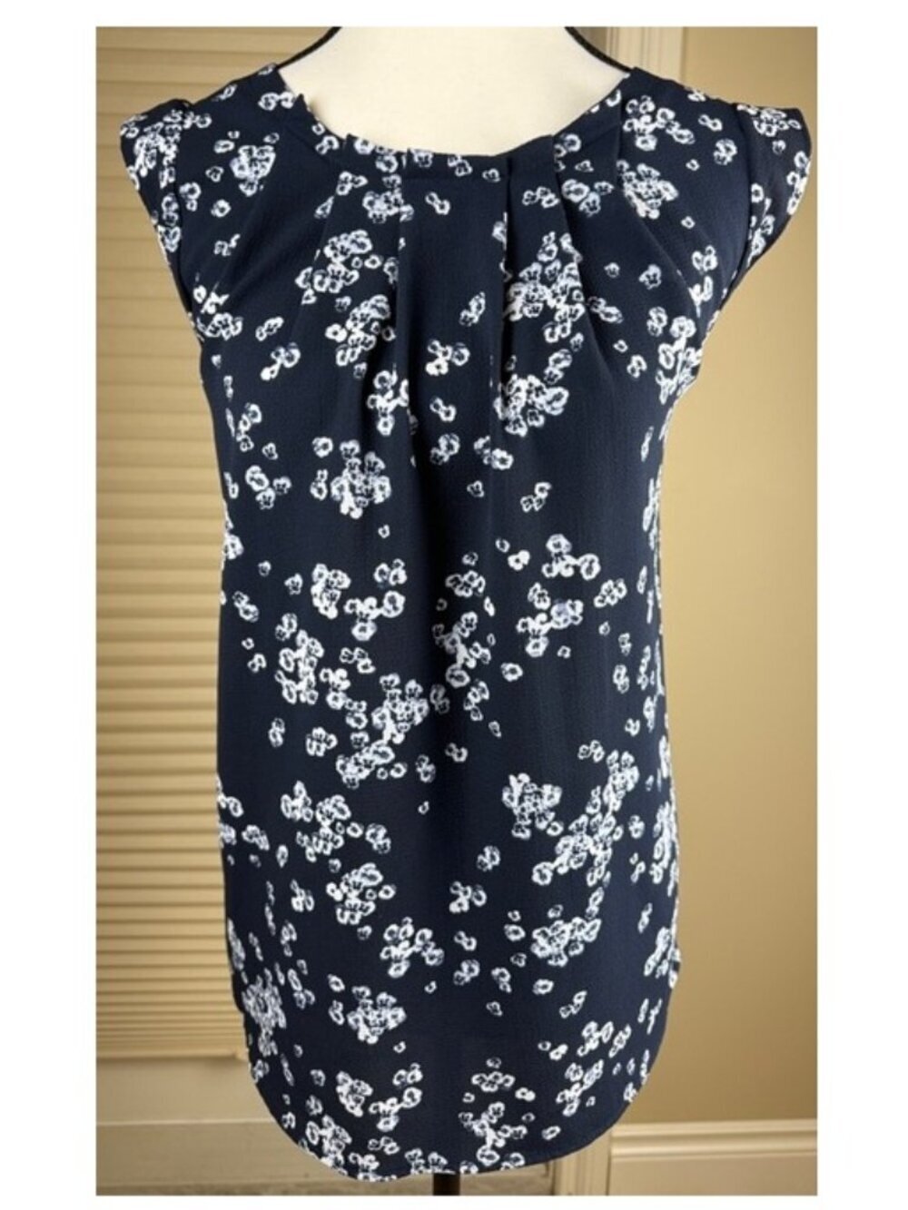 Joe Fresh Blouse Women's Size L Navy White Floral Cap Sleeve Pleated Midweight